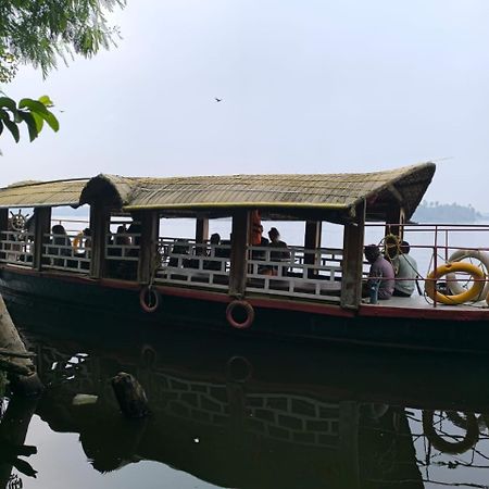 Ashtamudivillas Kollam Esterno foto