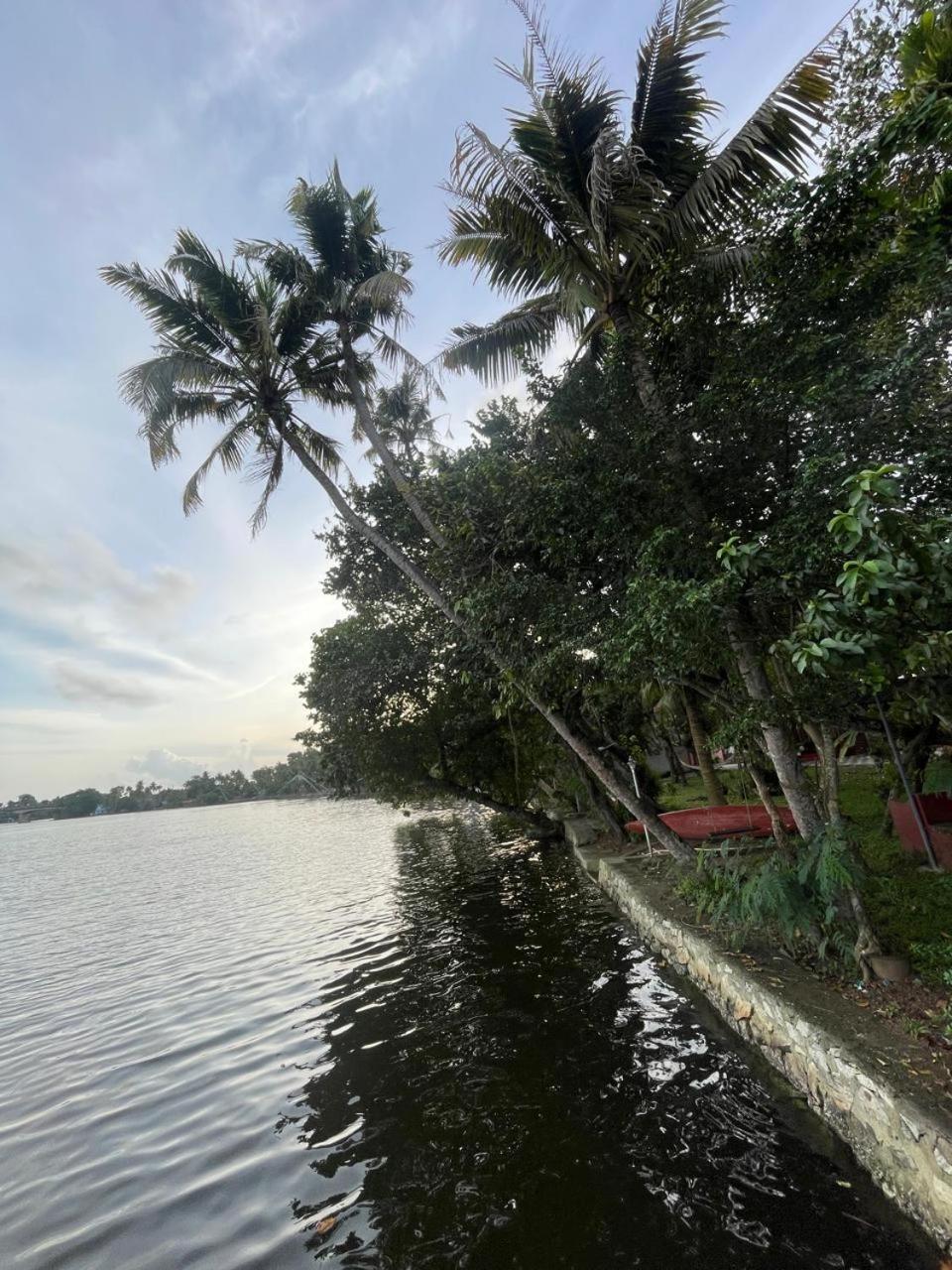 Ashtamudivillas Kollam Esterno foto
