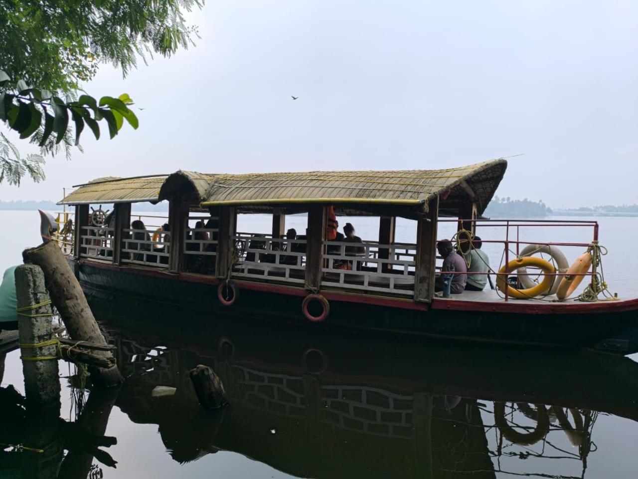 Ashtamudivillas Kollam Esterno foto